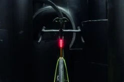 Supernova - Feu Arrière TL3 PRO Avec Feu Stop Et Signal De Freinage D'urgence -Pas Cher E-Bike Magasin supernova feu arriere tl3 pro 2 3840x2160